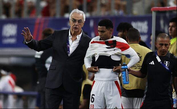 Marcos López ingresó por Luis Advíncula ante Chile. (Foto: AFP)