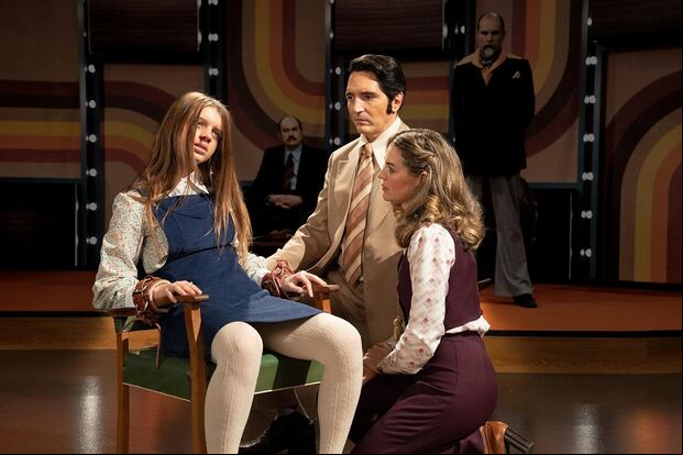 La Dr. June Ross-Mitchell (Laura Gordon) lleva a Lilly (Ingrid Torelli) al programa de Jack Delroy (David Dastmalchian) en la película de terror "Late Night with the Devil" (Foto: Umbrella Entertainment)