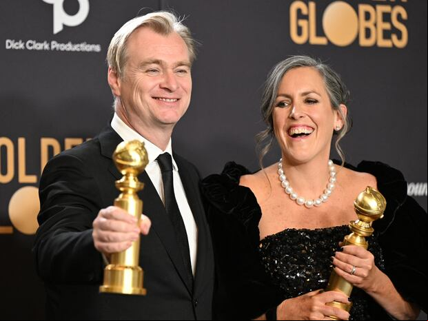 Christopher Nolan y Emma Thomas, director y productora de "Oppenheimer", respectivamente, posando con los Golden Globe que recibieron por su trabajo en la película. La pareja de esposos tiene una trayectoria juntos en el cine (Foto: AFP)