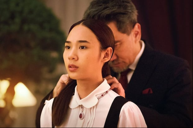 Cuando Roongroj le coloca una joya a Kaimook tras anunciar que se convertirá en su esposa en "El señor de la casa"(Foto: Kantana Motion Picture Company)