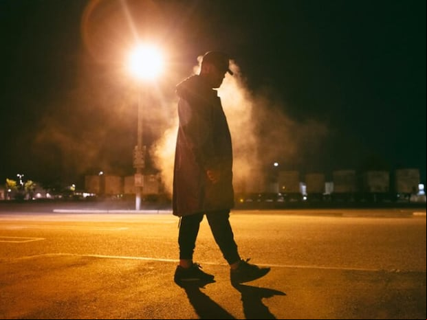 Esta imagen muestra a un hombre caminando por la calle de noche. (Foto: freepik)