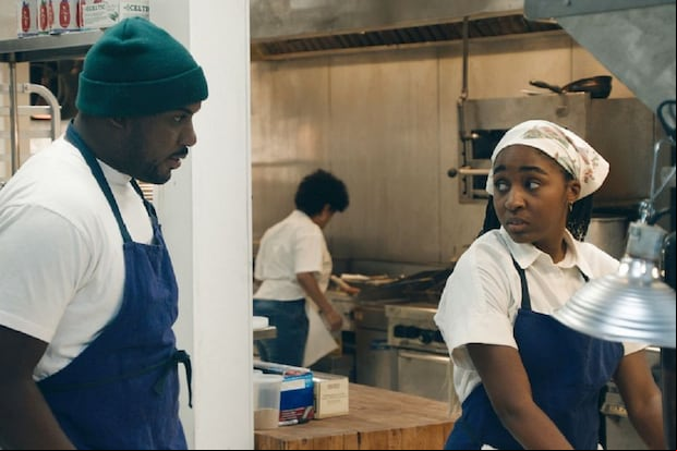 Lionel Boyce como Marcus Brooks y Ayo Edebiri como Sydney Adamu en la temporada 3 de "The Bear" (Foto: FX)