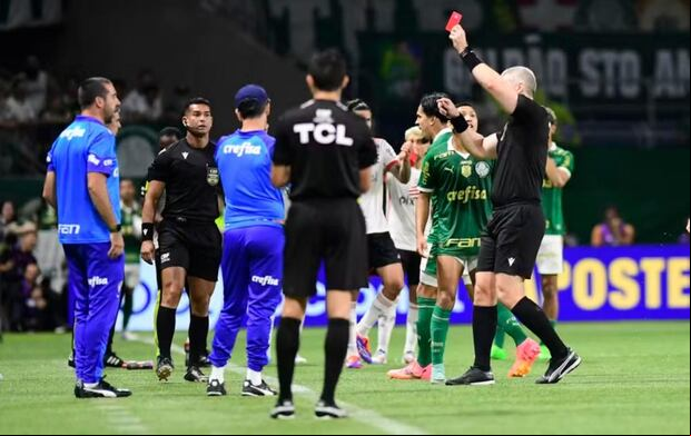 El momento en que Abel Ferreira ve la roja en partido de Palmeiras - Flamengo.