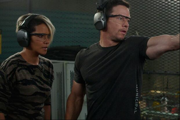 Halle Berry como Roxanne y Mark Wahlberg como Mike en la película de acción "El sindicato" (Foto: Netflix)