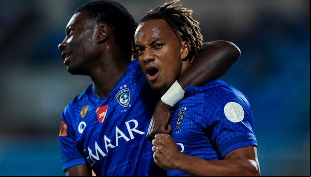 Adnré Carrillo y Bafétimbi Gomis fueron compañeros en el Al Hilal de la Liga Saudí. (Foto: Agencias/El Gráfico)