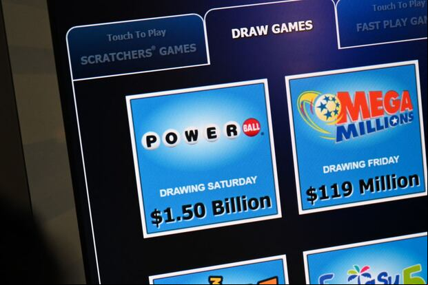 Juegos de boletos de lotería de PowerBall en un quiosco dentro del Aeropuerto Internacional Phoenix Sky Harbor (PHX) en Phoenix, Arizona (Foto: de Patrick T. Fallon/ AFP)