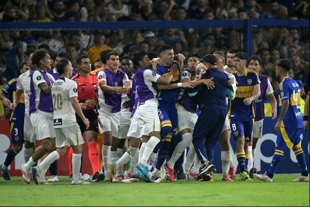 El partido entre Alianza Lima y Boca Juniors estuvo cargado de mucha pierna fuerte. (Foto: AFP)