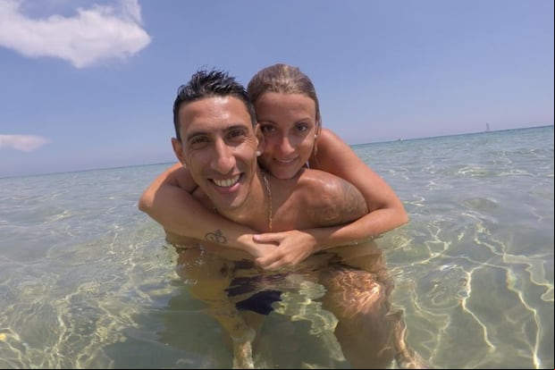Jorgelina Cardosa y Ángel Di María abrazados en el mar (Foto: Jorgelina Cardosa / Instagram)