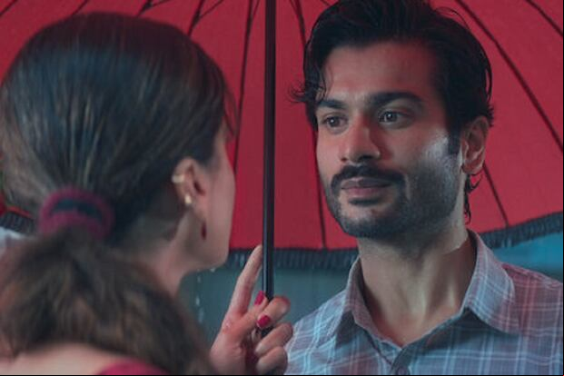 Abhimanyu (Sunny Kaushal) es irador de Rani Kashyap (Taapsee Pannu) en la película india "La belleza y Sunny Kaushal como Abhimanyu el enigma vuelven" (Foto: Netflix)
