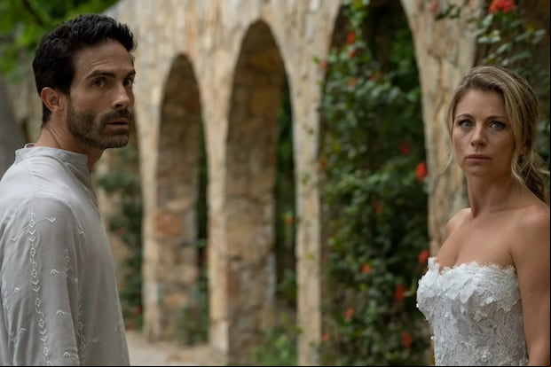 Nico (Osvaldo Benavides) y Lucía (Ludwika Paleta) discuten debidos a los problemas causados por sus exnovios en la película mexicana "Noche de bodas" (Foto: Videocine)