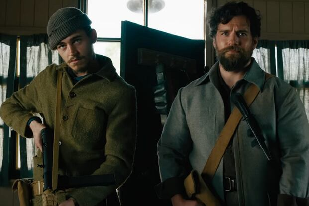 Hero Fiennes Tiffin como Henry Hayes y Henry Cavill como Gus March-Phillipps en la película "The Ministry of Ungentlemanly Warfare" (Foto: Lionsgate)