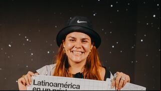 Jules Bay se convirtió en la primera diseñadora latinoamericana en colaborar en el diseño de una camiseta para J Balvin