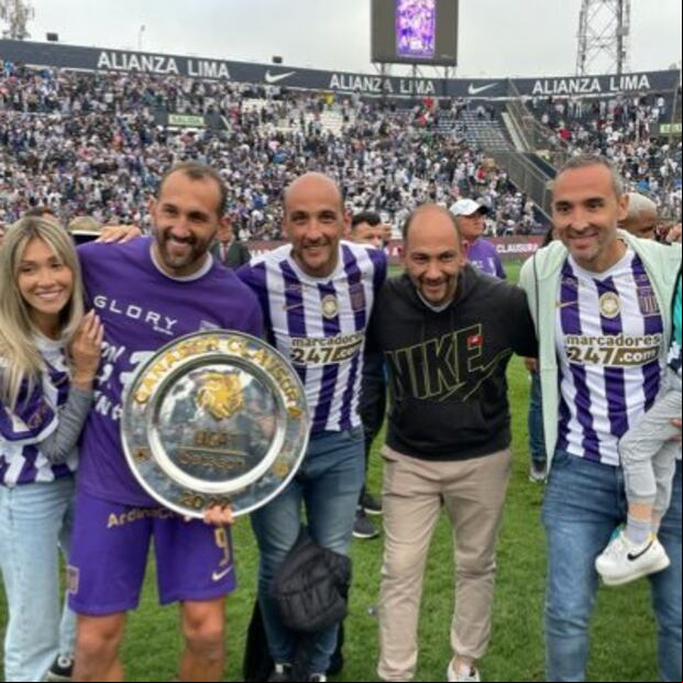 Hernán Barcos al lado de sus hermanos. (X)