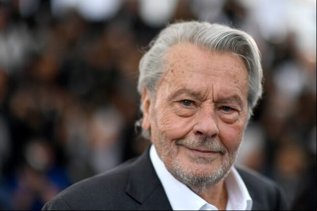 El actor francés Alain Delon posa durante un photocall antes de recibir la Palma de Oro Honoraria en la 72ª edición del Festival de Cine de Cannes, en el sur de Francia, el 19 de mayo de 2019 (Foto: CHRISTOPHE SIMON / AFP)