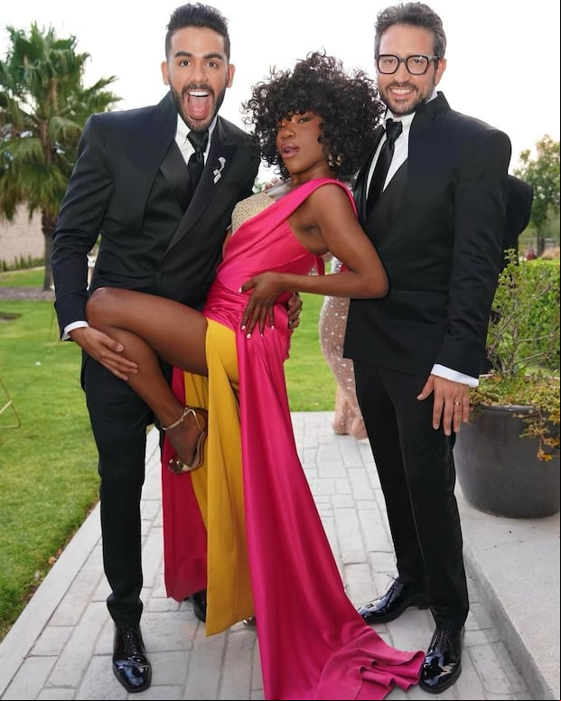 Chiky Bombom junto a los novios Carlos Adyan y Carlos Quintanilla (Foto: Chiky Bombom / Instagram)