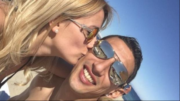 Ángel Di María recibiendo un amoroso beso de su amada esposa (Foto: Jorgelina y Ángel / Instagram)