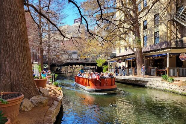 El Paseo del Rio en San Antonio (River Walk) es uno de los más visitados del estados de Texas en días festivos (Foto: Sanantonioriverwalk.com)