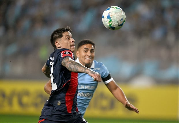 Cristal, con uno más en cancha, no pudo concretar los mejores momentos del segundo tiempo. (Photo by ERNESTO BENAVIDES / AFP)