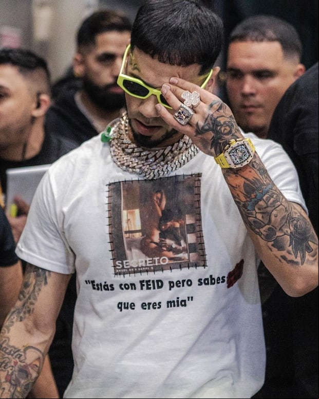 El cantante urbano vistiendo un polo con un mensaje contra Feid y Karol G (Foto: Anuel AA / Instagram)