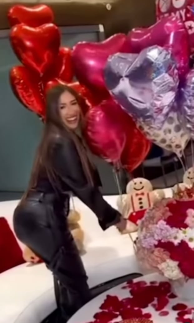 Laury Saavedra presumiendo los regalos de Anuel AA (Foto: Laury Saavedra / Instagram)