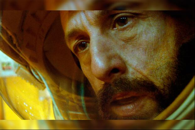 En la novela original en la que se basó "Spaceman", el protagonista tiene otro final (Foto: Netflix)