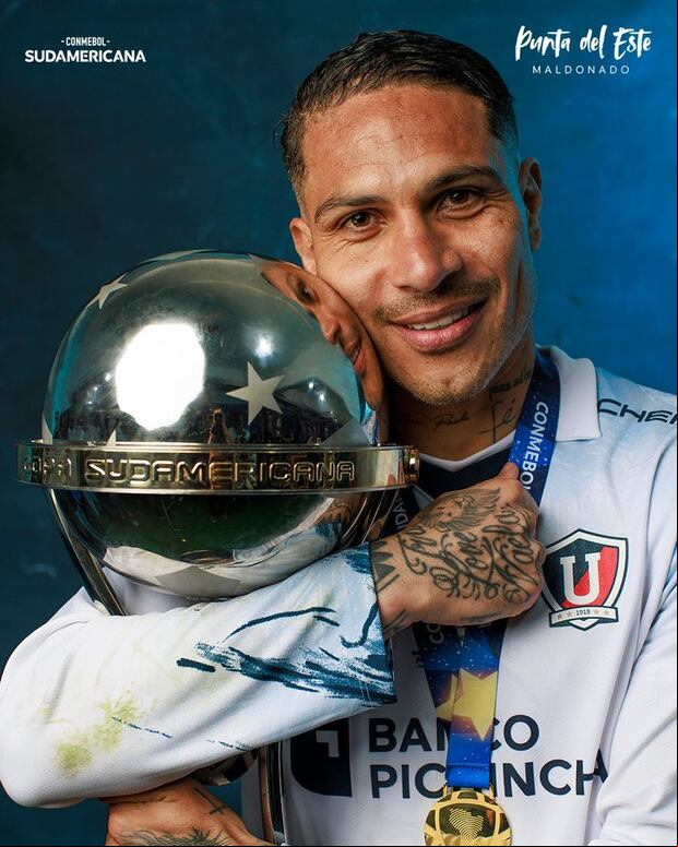 Paolo Guerrero junto a la Copa Sudamericana. (Foto: CONMEBOL)