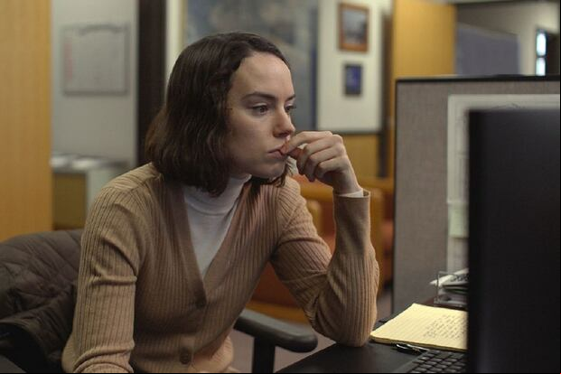 Una de las pocas cosas que Fran (Daisy Ridley) disfruta en la película "Sometimes I Think About Dying" es su trabajo (Foto: Oscilloscope Laboratories)