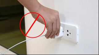 Este es el dispositivo que todos tienen y que debes desenchufar en la noche: consume energía