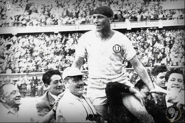'Lolo' Fernández dio la vuelta olímpica en el Estadio Nacional tras su retiro. (Foto: Universitario)