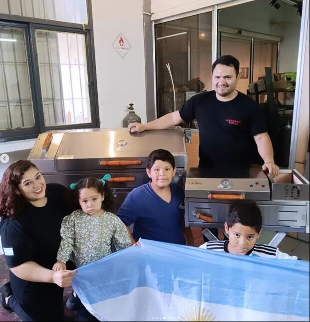 La familia de Guille, quien recibió el mensaje de Messi para la fabricación de su parrilla.