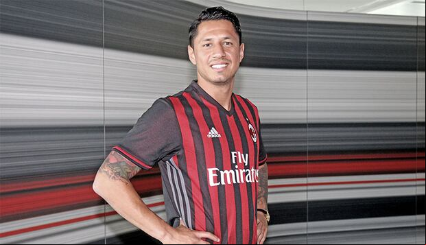 Así posó Gianluca Lapadula con la camiseta del Milan en su presentación. (Foto: AC Milan)