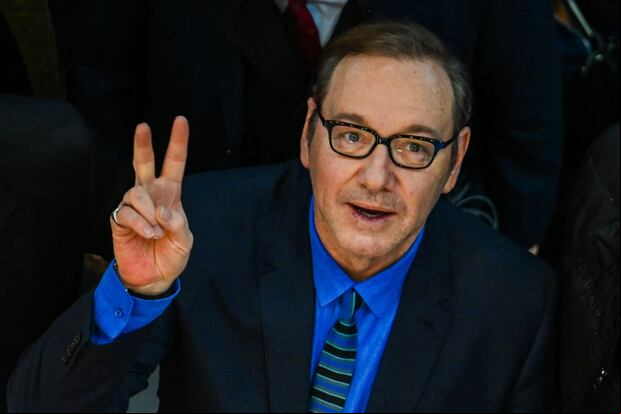 Kevin Spacey hace un gesto cuando llega el 18 de enero de 2023 a una sesión fotográfica de la película "El hombre que dibujó a Dios" (L'Uomo che Disegno Dio) en el Teatro Adriano de Roma (Foto: Filippo Monteforte / AFP)