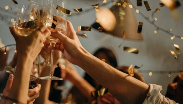 People usually toast with champagne when they welcome the New Year. (Photo: iStock)