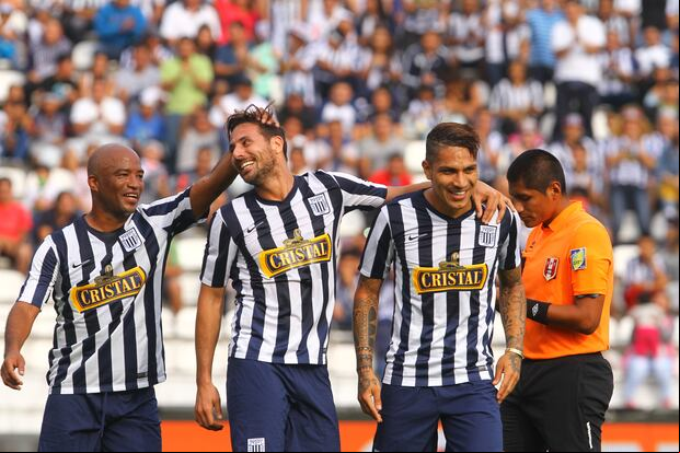Paolo Guerrero con camiseta de Alianza Lima en el 'Día del Hincha Blanquiazul' junto a Claudio Pizarro y Waldir Sáenz. (Foto: Horacio Díaz / Grupo Epensa)