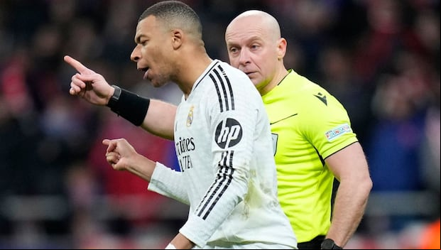 Kylian Mbappé le reclamó a Szymon Marciniak por el penal de Julián Álvarez. (Foto: Getty Images)