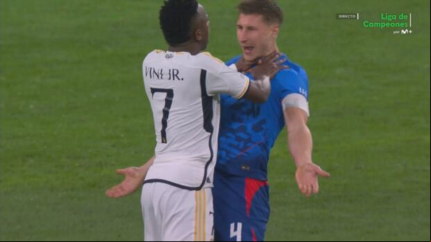 Vinícius tomó del cuello y empujó a Willi Orban en el Real Madrid vs. Leipzig. (Foto: Movistar)