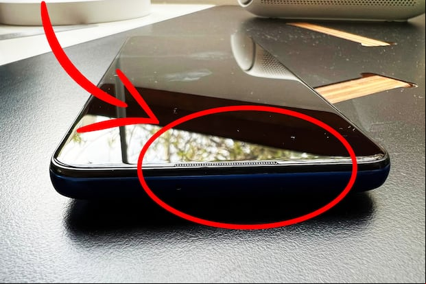 ¿Te habías percatado de esta ranura que está encima de la pantalla de tu smartphone? Aquí te diremos qué función cumple. (Foto: Depor)