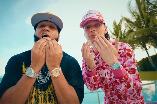 En el video oficial de "Plebada", Peso Pluma volvió a hacer gala de su pasión por los relojes (Foto: El Alfa / YouTube)