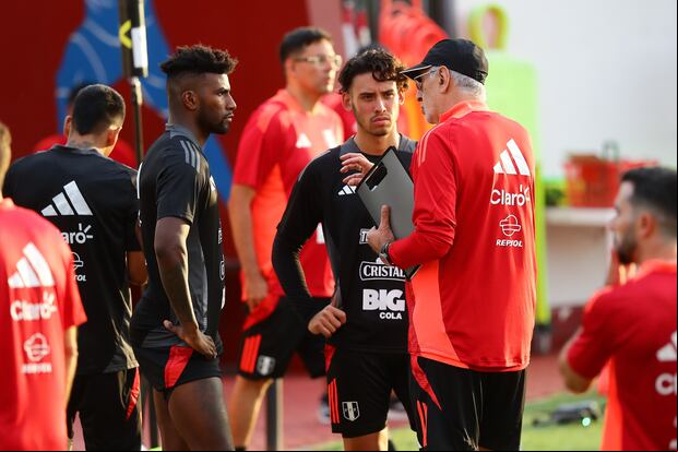 Jorge Fossati junto a Ascues y Noriega en el entrenamiento realizado este sábado 16 de marzo. (Fotos Jesús Saucedo/@photo.gec).