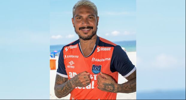 Paolo Guerrero luciendo la camiseta de César Vallejo. (Foto: César Vallejo)