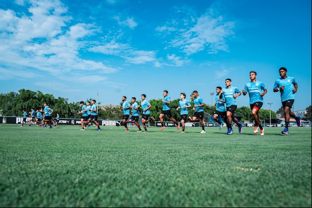 Los jugadores de Sporting Cristal estaban entrenando cuando cayó una bengala en las instalaciones de La Florida. (Foto: Sporting Cristal)
