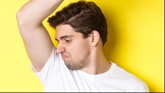 Se oponen al desodorante: los actores que prefieren no usar químicos y oler de forma “natural”