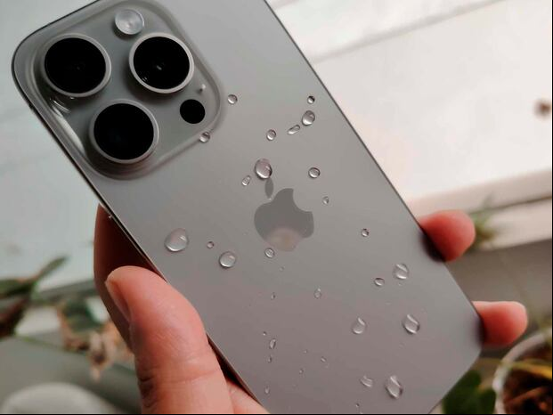 APPLE | Lo mejor será usar un pañito microfibra para evitar posibles daños en el dispositivo. (Foto: MAG - Rommel Yupanqui)