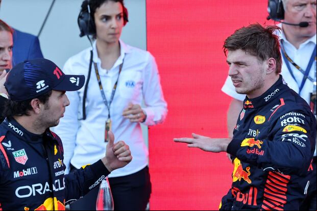 Checo Pérez y Max Verstappen, co equiperos de Red Bull. (Foto: AFP)