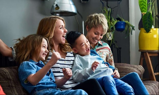 El nuevo bundle combina DFIBRA, el servicio de internet fijo 100% fibra óptica, y la plataforma
de TV en vivo y contenidos streaming, DGO, y ofrece planes que incluyen la LIGA1 MAX.