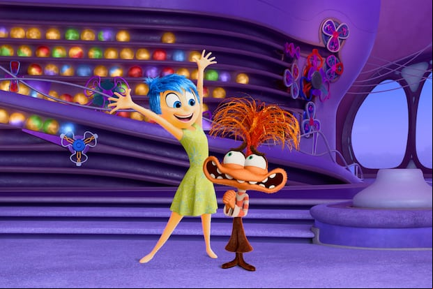 Alegría logra detener a Ansiedad (Maya Hawke) en la película "Inside Out 2" y Riley supera sus crisis (Foto: Walt Disney Studios Motion Pictures)