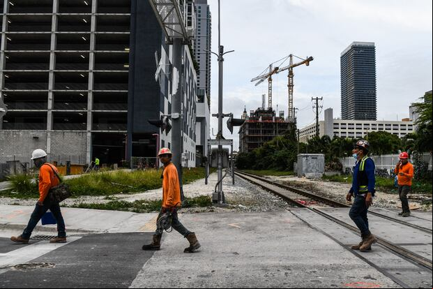 Clase trabajadora será beneficiada con el aumento de salarios (Foto: AFP).