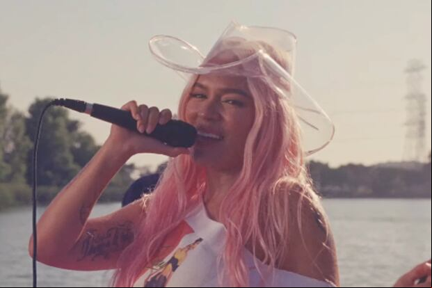 Karol G homenajeó a Selena Quintanilla con la canción "Mi ex tenía razón" (Foto: Karol G / YouTube)