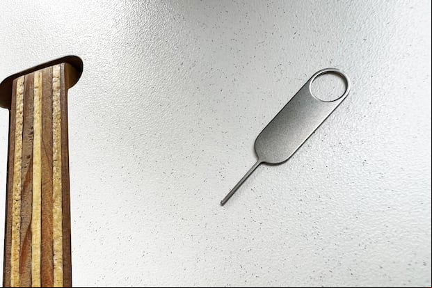 Muchas personas no ponen el pin para retirar la NanoSIM en sus llaveros. (Foto: MAG)