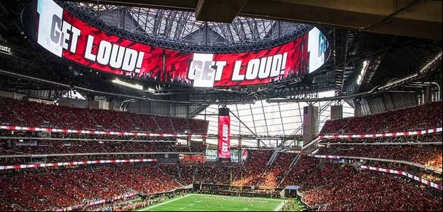 El estadio cuenta con una impresionante pantalla LED de alta definición, conocida como Halo Board.